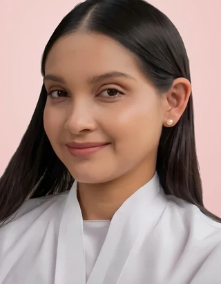 Retrato de la Dra. Génesis Calderón con bata blanca sobre fondo rosa
